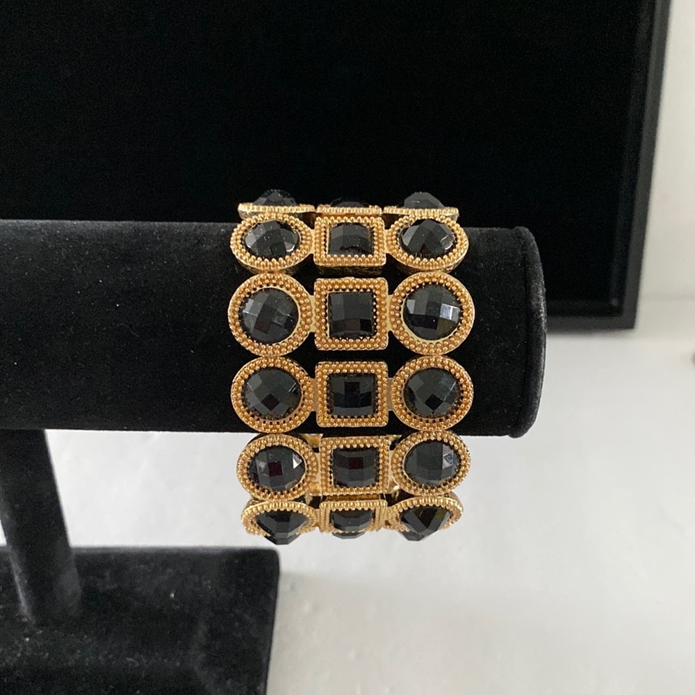 Vintage elasticated bracelet. B3